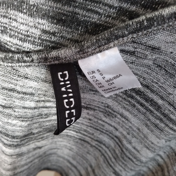 Divided H&M gray and black stretchy crop top size small - Picture 4 of 7